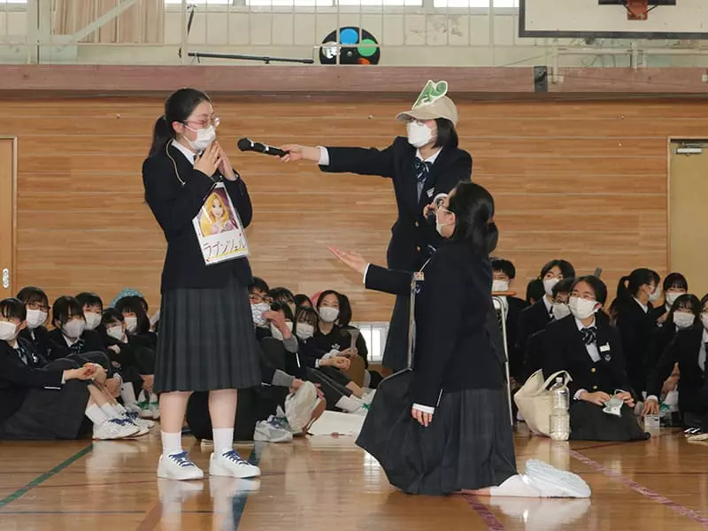 写真:部活動を紹介する生徒