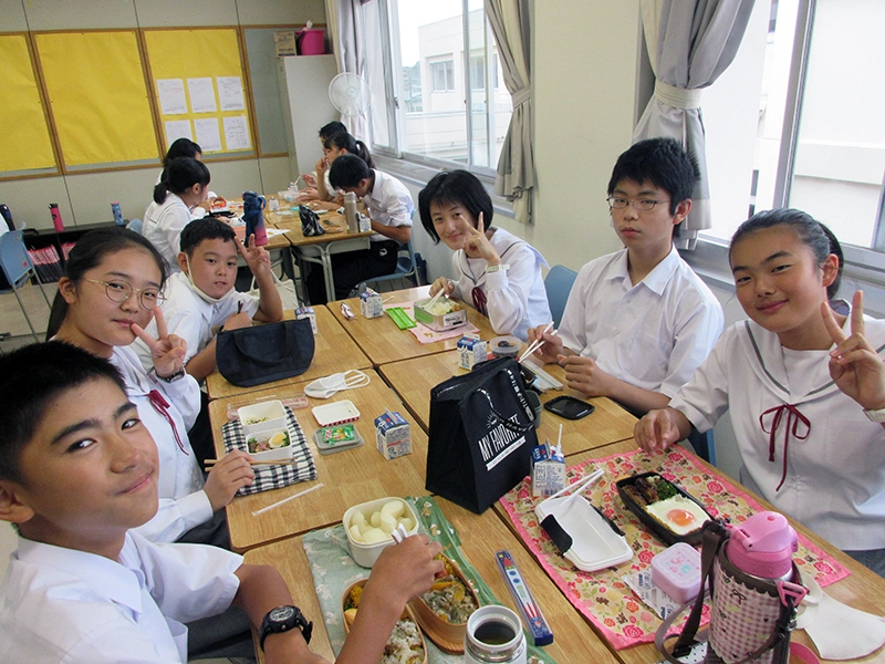 写真：お弁当を食べる生徒