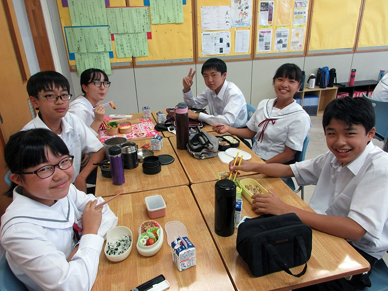 写真：お弁当を食べる生徒