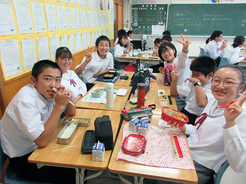 写真：お弁当を食べる生徒