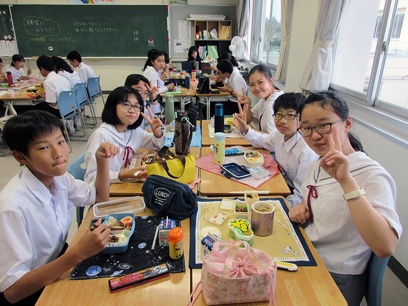 写真：お弁当を食べる生徒