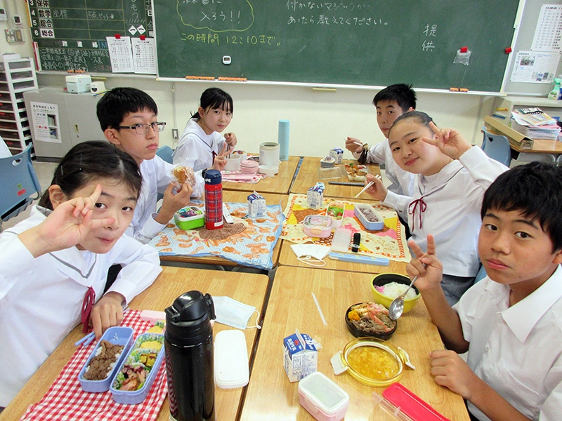 写真：お弁当を食べる生徒