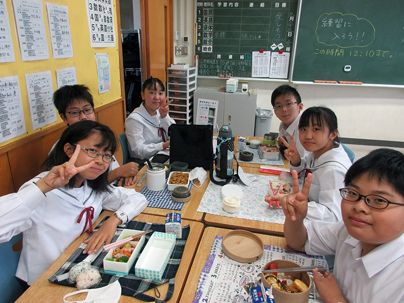 写真：お弁当を食べる生徒