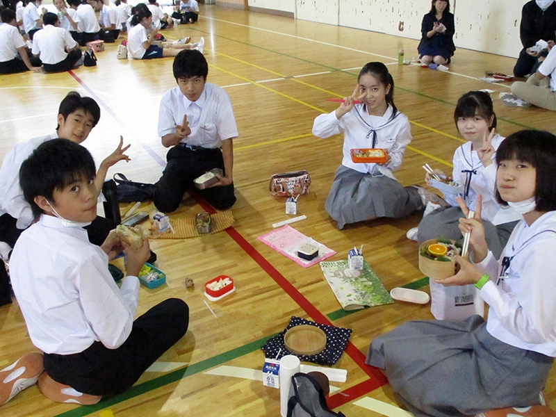 写真：お弁当を食べる生徒