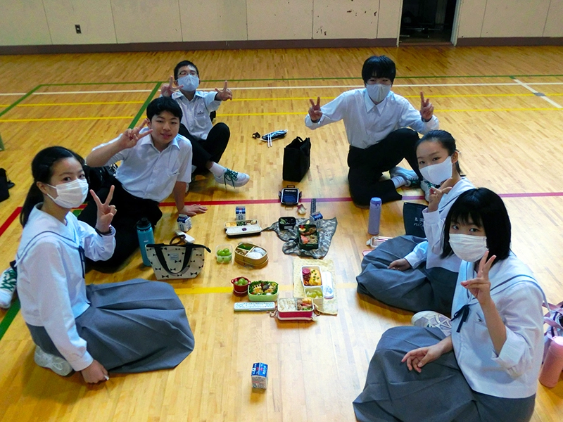 写真：お弁当を食べる生徒