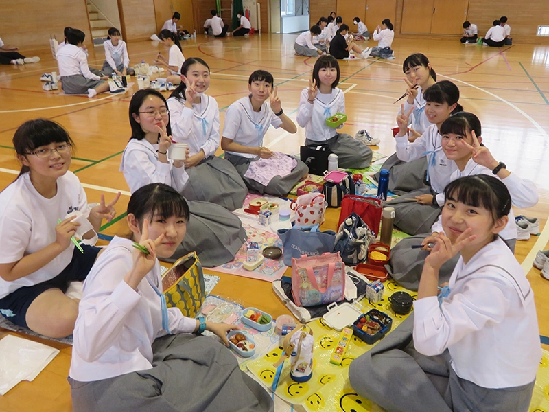 写真：お弁当を食べる生徒