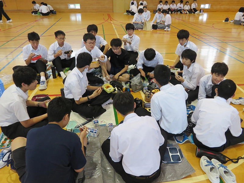 写真：お弁当を食べる生徒