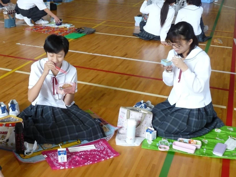 写真：お弁当を食べる生徒