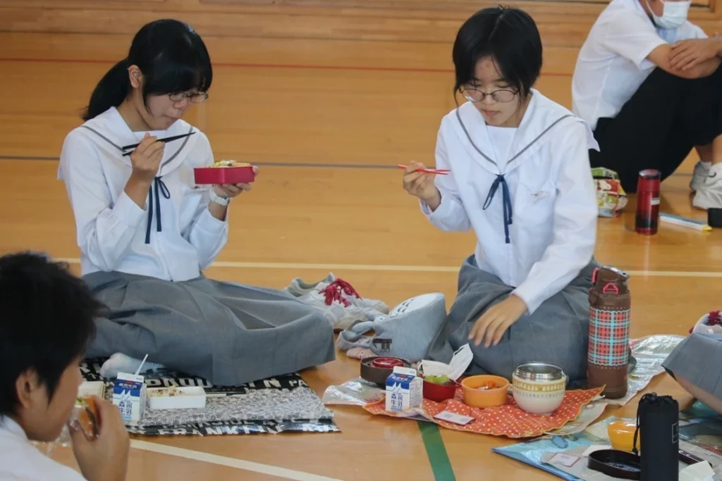 写真：お弁当を食べる生徒