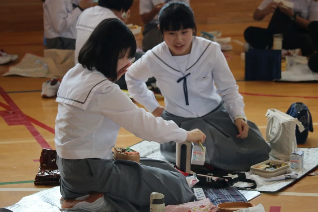 写真：お弁当を食べる生徒