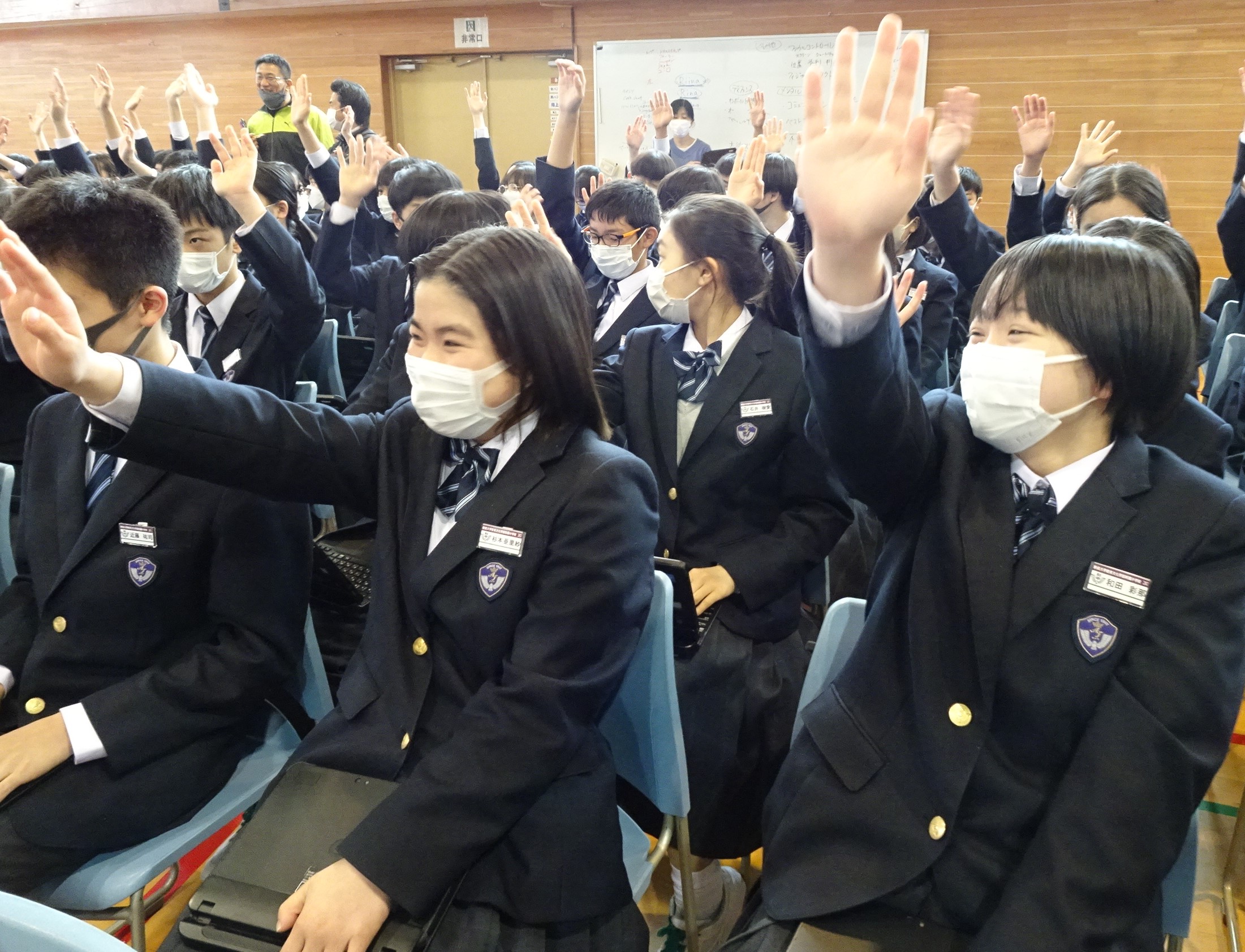 写真：挙手する生徒たち